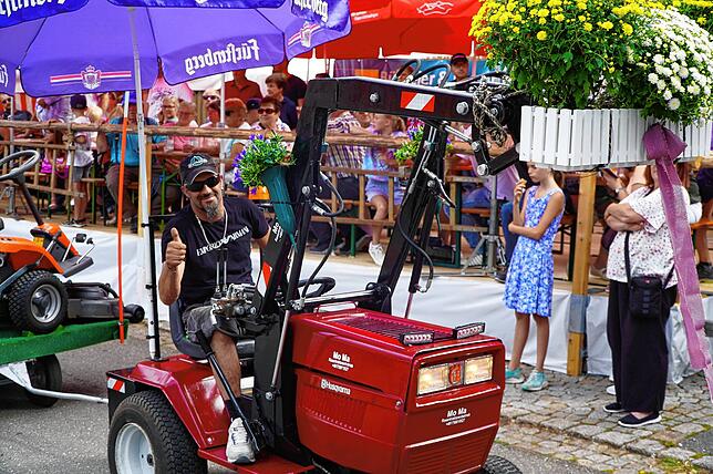 Bild 14: Ausgelassene Stimmung bei dem Dorffest in Tengen-Watterdingen