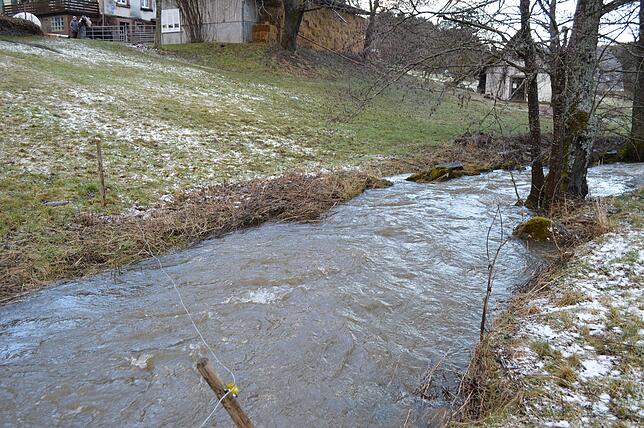 Bachläufe drohten am Montag und Dienstag über die Ufer zu treten, vor allem in der Ortsmitte von Burgberg.