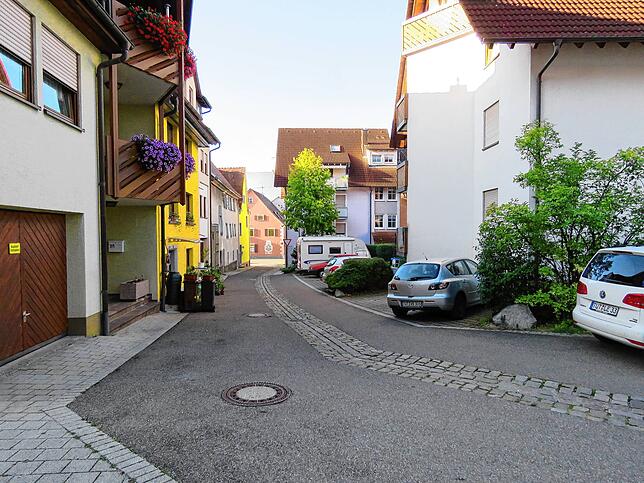 Die Kastengasse von der Schloßstrasse her gesehen heute. Durch die Neuordnung entstand viel Freiraum.