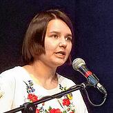 Nataliia Andryshyn trägt ein ukrainisches Gedicht vor. Sie sagt, sie empfinde großen Schmerz, wenn sie in die Heimat blicke.