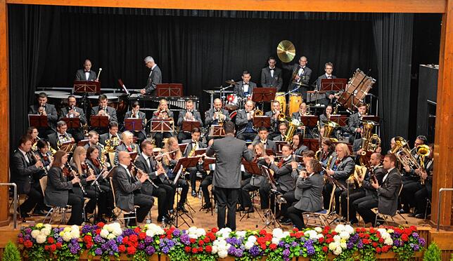 Die Stadtkapelle durfte nach zweijähriger Coronapause endlich wieder auf die Bühne. Man merkte Musikern und Dirigent Reiner Hobe die ...