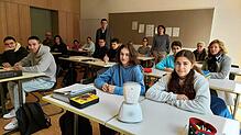 Der kleine Avatar ist in der berufsvorbereitenden Klasse des Berufsschulzentrums Radolfzell immer mit dabei. Maya und Loreen (von links) ...