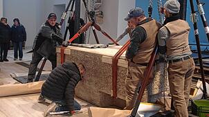Ganz genau justierten die Arbeiter der Firma Luther den Altar auf seinem neuen Platz.