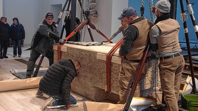Ganz genau justierten die Arbeiter der Firma Luther den Altar auf seinem neuen Platz.