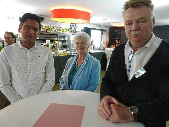 (Archivbild) Sie kämpften mit einer Unterschriftenaktion gegen den Abriss des Gebäudes (von links): Vikram Singh vom Lokal „Meera“, die ...