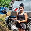 Landwirtin Anna-Lena Bormann gießt im Auftrag der Technischen Betriebe Konstanz einige Jungbäume und Sträucher in der ganzen Stadt. Hier ...