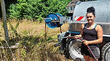 Landwirtin Anna-Lena Bormann gießt im Auftrag der Technischen Betriebe Konstanz einige Jungbäume und Sträucher in der ganzen Stadt. Hier ...