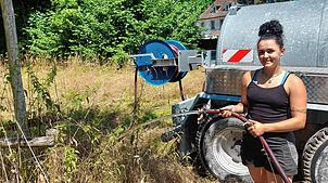Landwirtin Anna-Lena Bormann gießt im Auftrag der Technischen Betriebe Konstanz einige Jungbäume und Sträucher in der ganzen Stadt. Hier ...