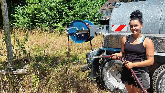 Landwirtin Anna-Lena Bormann gießt im Auftrag der Technischen Betriebe Konstanz einige Jungbäume und Sträucher in der ganzen Stadt. Hier ...