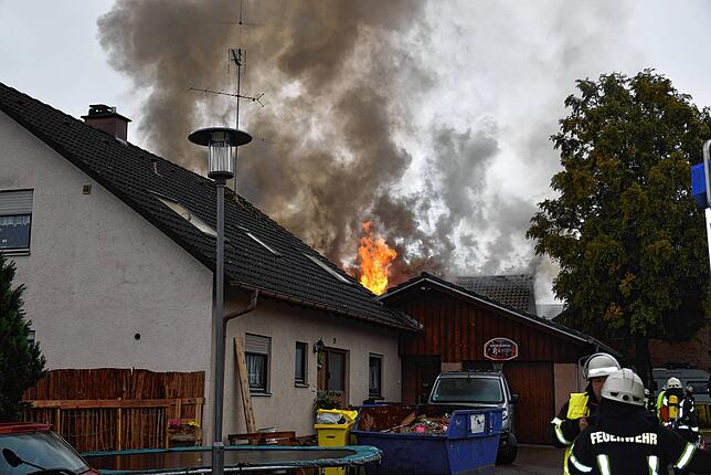 Aus dem Dachstuhl schlagen offene Flammen.