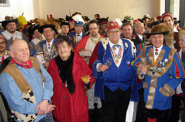 Gestoßen voll war beim Zunftmeisterempfang der neue Verkaufsraum des Winzervereins. Rechts vorn Rainer Hespeler, der Präsident der ...