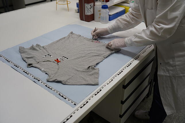 Eine Laborantin sichert Spuren an einem T-Shirt, hier nur eine Attrappe. Doktor Schnee selbst will anonym bleiben: Mitarbeiter des ...