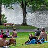 Abstand wird auf der Liegewiese am Schlüchtsee in Grafenhausen eingehalten, auch bei den Vierbeinern.