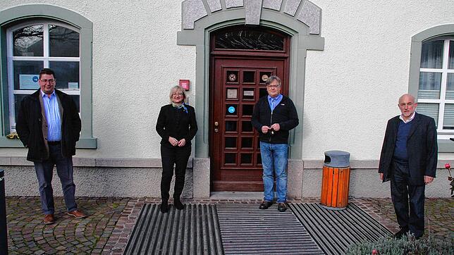 Norbert Lüttin (von links), Sabine Hartmann-Müller, Carsten Quednow und Herbert Nägele vor dem Rathaus in Görwihl.