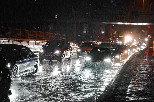 Bereits am vergangenen Wochenende hatte es Unwetter im Südwesten gegeben. Die Schillerstraße am Stuttgarter Hauptbahnhof war überflutet ...