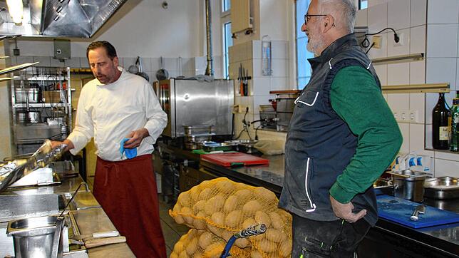 Koch Daniel Dammann (links) von der Meersburger Winzerstube verarbeitet die Kartoffeln von Norbert Hübschle (rechts) überwiegend zu ...