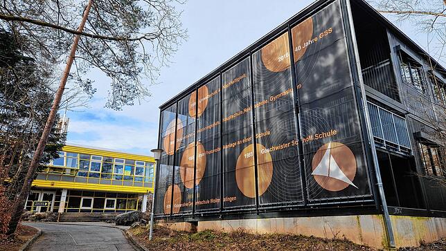 Während immer sechs Klassenzimmer auf einmal saniert werden, kommen die Schüler und Lehrer in diesem Containergebäude unter. Schulleiter ...