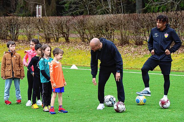 Auf dem Fußballplatz gibt es Tipps von Co-Trainer Bernhard Trares und Fußballer Juan José Perea.