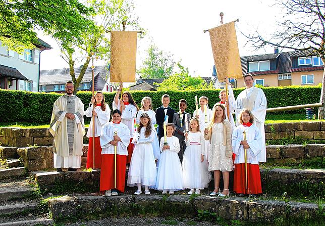 Die Erstkommunionkinder (hintere Reihe von links nach rechts): Sarah Müller, Raphael Schöller, Noah Asal; Annika Stader und (vordere ...