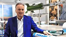 Helmut Rauch, Geschäftsführer bei Diehl Defence in Überlingen. Das Bild entstand im Showroom des Unternehmens.