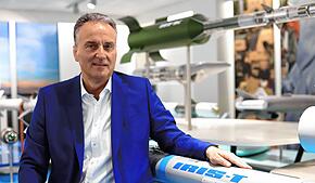Helmut Rauch, Geschäftsführer bei Diehl Defence in Überlingen. Das Bild entstand im Showroom des Unternehmens.