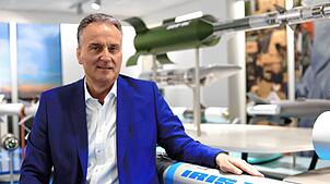 Helmut Rauch, Geschäftsführer bei Diehl Defence in Überlingen. Das Bild entstand im Showroom des Unternehmens.