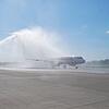 Mit Wasserfontänen der Friedrichshafener Flughafenfeuerwehr ist diese Lauda A320 auf dem nach ihrem Erstflug von Palma de Mallorca auf ...