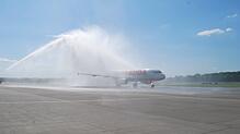 Mit Wasserfontänen der Friedrichshafener Flughafenfeuerwehr ist diese Lauda A320 auf dem nach ihrem Erstflug von Palma de Mallorca auf ...