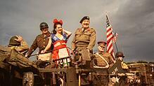 &bdquo;Reenactors&ldquo; in amerikanischer Uniform spielen bei der &bdquo;War & Peace Show&ldquo; in der Grafschaft Kent, England, den ...
