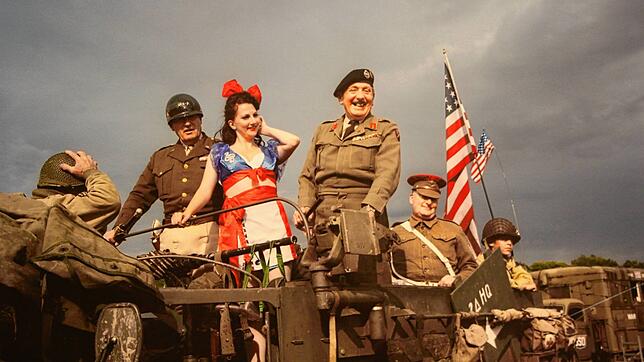 &bdquo;Reenactors&ldquo; in amerikanischer Uniform spielen bei der &bdquo;War & Peace Show&ldquo; in der Grafschaft Kent, England, den ...