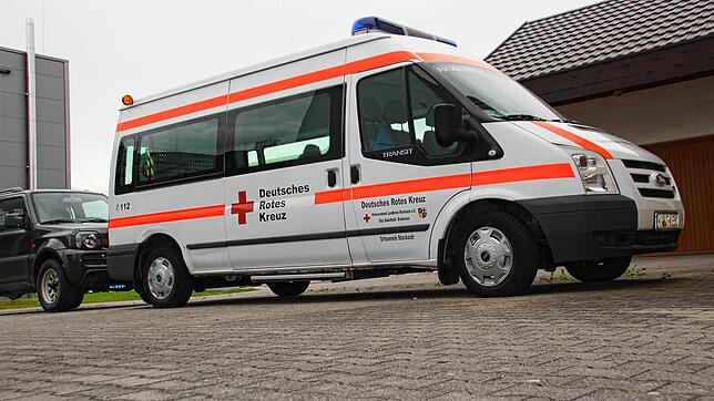 Ein DRK-Auto vor dem Gebäude des Ortsvereins in der Alemannenstraße in Stockach. Ein Rettungswagenfahrer des DRK muss nun ein Bußgeld ...