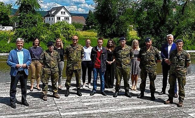 Der Tuttlinger Landrat Stefan Bär (links) und Sozialdezernent Bernd Mager dankten den Soldatinnen und Soldaten der Panzerpionierkompanie ...