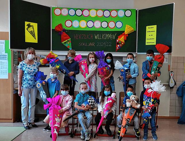 Haben sich vor der Tafel zum ersten Foto aufgestellt: Die Schüler der Grundschulförderklasse an der Grundschule Stockach mit ...