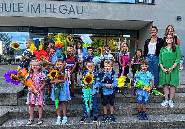 Die Klasse 1 der Christlichen Schule im Hegau mit ihren Klassenlehrerinnen (von links) Mirjam Emmering, Johanna Schorre und Laura ...