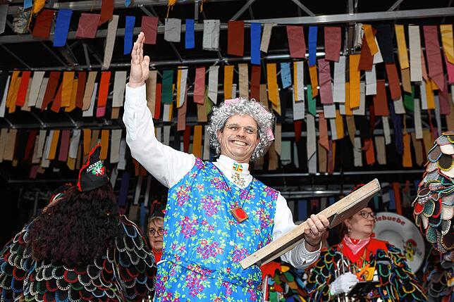 Bild 4: Schmotziger Dunschtig 2024: Mäschgerle aller Generationen feiern auf der Marktstätte