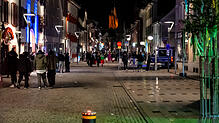 In der Färberstraße ist am Donnerstagabend gegen Mitternacht noch einiges los. Und auch die Polizei sowie der kommunale Ordnungsdienst ...