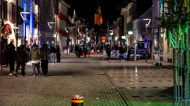 In der Färberstraße ist am Donnerstagabend gegen Mitternacht noch einiges los. Und auch die Polizei sowie der kommunale Ordnungsdienst ...