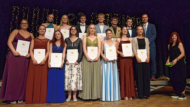 Ganz schön stolz: Die von Tutor Ingo Bohlken (hintere Reihe rechts) betreuten Schüler und Schulleiterin Diana Amann (rechts).