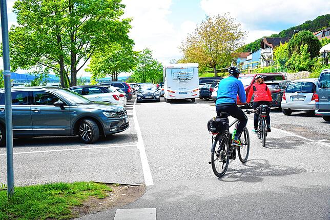 Immer wieder eine stressige Angelegenheit ist die Querung des Parkplatzes West in Sipplingen. Auch er gehört zum offiziellen Bodenseeradweg.