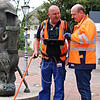 Roland Beuschel, Leiter der Servicetechnik Betrieb Süd, und Alfred Söhrich, Servicetechnicker bei Badenova in Waldshut, bei der ...