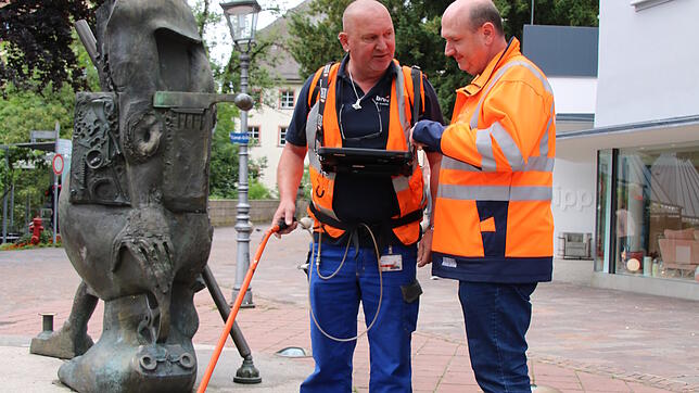 Roland Beuschel, Leiter der Servicetechnik Betrieb Süd, und Alfred Söhrich, Servicetechnicker bei Badenova in Waldshut, bei der ...