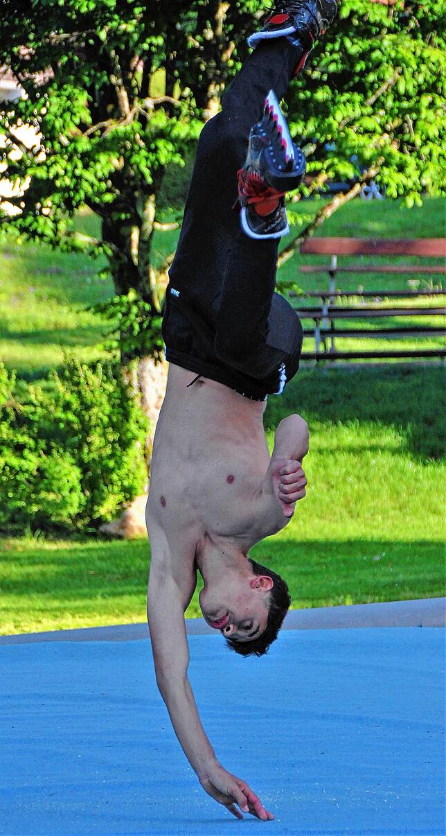 Nur die Fingerspitzen berühren noch den Boden. Einhändiger Radschlag gehört zum Repertoire beim Freestyle.