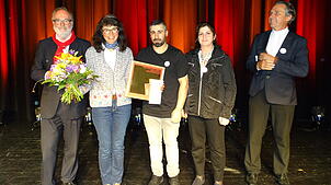 Freude bei (von links) Diakon Werner Knubben, Preisträgerin Mechthild Grau, Hasan Cheikhmous, Dorrah Setto und Stadtpfarrer Ekkehard ...