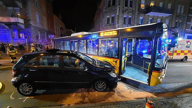 Der Schweizer Linienbus der Linie 925 in Richtung Kreuzlingen und Altnau kam aus der Sigismundstraße und wollte nach links Richtung Lago ...