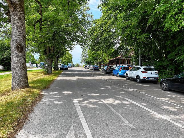 Die Straße am Villinger Friedengrund, rechts das Flughafen-Restaurant: Ob und wo die Durchfahrt gesperrt wird, ist noch unklar.