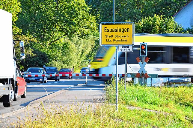 Der Bahnübergang am Ortseingang von Espasingen. Wenn die Ortsumfahrung kommt, wird es ihn nicht mehr geben. Fördergelder hängen sogar ...