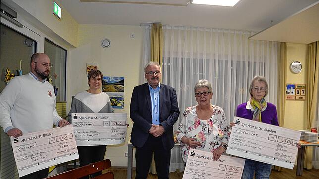 Bürgermeister Thomas Kaiser (Mitte) freut sich über die Spenden, die Frederic Aich (Narrenzunft Hüsemer Hasen) , Antje Benscher ...