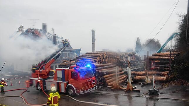Der Brand in Murg-Hänner war von weither zu sehen. Die Löscharbeiten waren anspruchsvoll für die Feuerwehren. Dieses Bild entstand am ...
