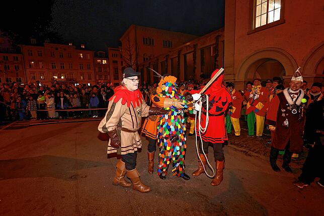 Bild 10: Fasnacht 2025 in Konstanz: So erlebt der Stephansplatz das flammende Spektakel