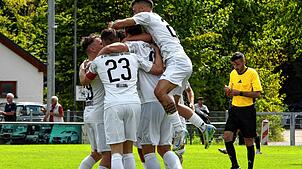 Der FC Gottmadingen- Bietingen gewinnt 2:1 beim FC Überlingen. Luca Magro freut sich mit seinen Team-Kollegen über das 2:0 nach einem ...